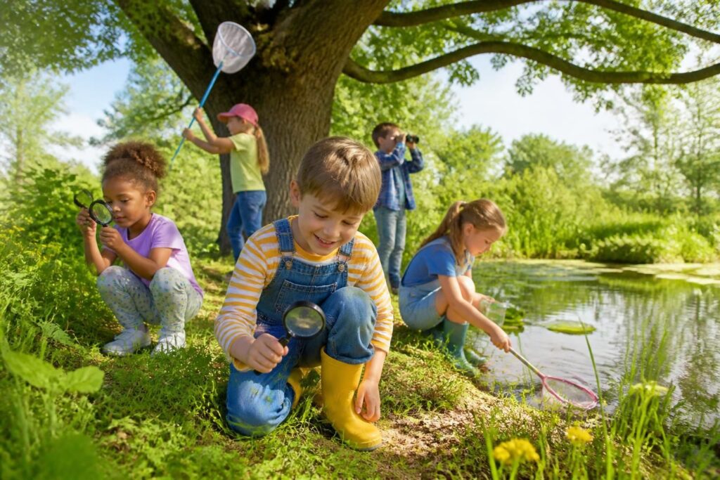 découvrez comment favoriser le jeu et la découverte chez les enfants en plein air avec des activités ludiques et éducatives adaptées à leur âge.